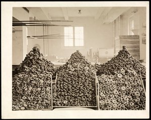 Kisten mit Donuts für die Heilsarmee im Hotel Commodore, 1919