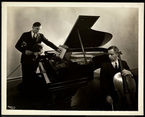 Blinde Frau, Miss Harding, am Klavier unterrichtet zwei blinde Männer an der Violine und am Cello, 1936