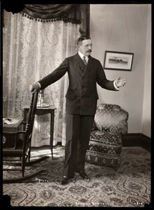 Charles Hawtrey in seiner Wohnung im Holland House an der Fifth Avenue, New York, 1901-2 von Byron Company