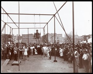 Menschenmenge beobachtet einen Turner im Hudson Bank Gymnasium und Spielplatz, 53rd Street und 11th Avenue, New York, 1898