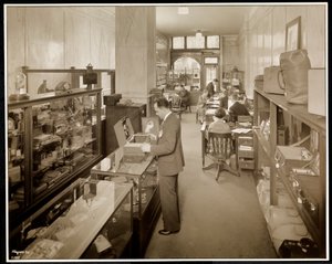 En Route Service, Inc., im Savoy Plaza Hotel, 59th Street und 5th Avenue, New York, 1928 von Byron Company