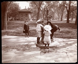 Fünf Kinder spielen und trinken am Brunnen im Madison Square, New York, 1901 (Silbergelatineabzug)