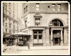 Blumenstand und Eingang zum Hotel Imperial Cafe an der Broadway und 32nd Street, New York, ca. 1905 (Silbergelatineabzug)