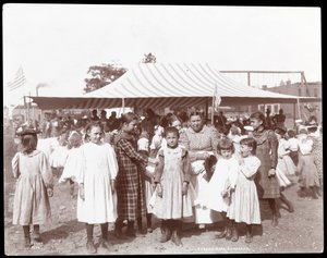 Gruppe von Mädchen und einer Frau im Hudson Bank Gymnasium und Spielplatz, 53rd Street und 11th Avenue, New York