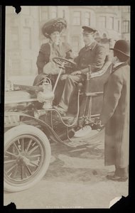 Hattie Williams sitzt mit Fahrer in einem der ersten Automobile von New York City, New York, 1890-1910