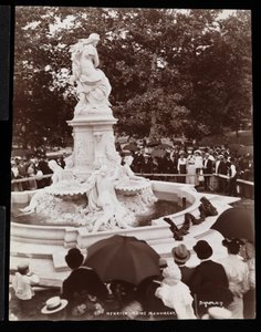Heinrich-Heine-Denkmal (Lorelei-Brunnen) und die Menge bei der Enthüllung, Grand Concourse und 164th Street, The Bronx, New York von Byron Company