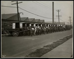 Pferdegezogene Lieferwagen vor der Carolyn Laundry in der 111 East 128th Street, East Harlem, New York, 1929 von Byron Company