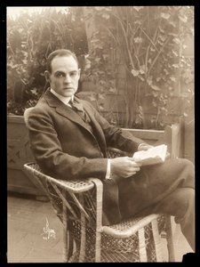 Howard Estabrook in einem Garten, 1915-16 (Silbergelatineabzug)