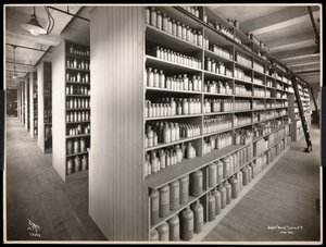 Innenansicht eines Chemikalienlagers bei Parke, Davis und Co., Chemiker, Hudson und Vestry Streets, New York, 1910 von Byron Company