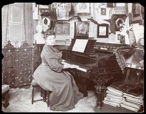 Madame Schumann Heink sitzt am Klavier, 1906