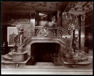 Haupttreppe in der Lobby des Hotel Imperial, 1904 von Byron Company