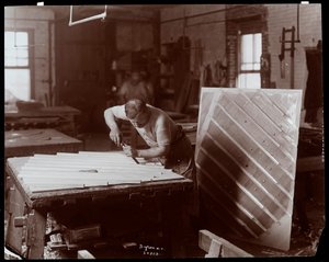 Mann, der in der Hardman, Peck und Co. Klavierfabrik arbeitet, New York, 1907