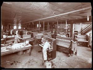 Männer arbeiten in der Harrington Piano Co. Fabrik, 1907