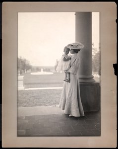 Mrs. Clarence Mackay und Kind im Portikus von Harbor Hill, Long Island 1898-1910