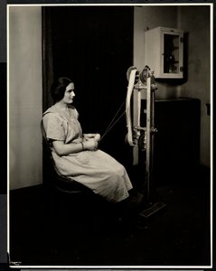 Porträt einer blinden, tauben und stummen jungen Frau beim Spinnen von Wolle in der New York Association for the Blind, 111 East 59th St., New York, 1923