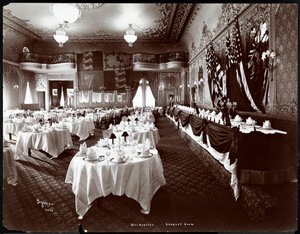 Gedeckte Tische im Bankettsaal des Hotel Delmonico
