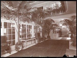 Die Lobby und der Registrierungsschalter im Ritz-Carlton Hotel, ca. 1910-11 von Byron Company