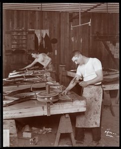 Zwei Männer arbeiten in der Harrington Piano Co. Fabrik