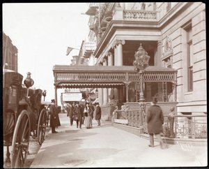 Ansicht des Hotel Manhattan an der 42nd Street und Madison Avenue, New York, 1900 oder 1901 (Silbergelatineabzug)