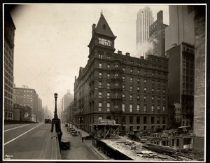 Ansicht des Murray Hill Hotels, Park Avenue und 40th Street, New York, vom Park Avenue Viadukt, 1931 von Byron Company
