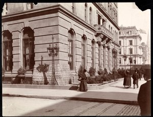 Ansicht des Waldorf Astoria Hotels und der J. J. Astor Residenz entlang der 5th Avenue an der 33. und 34. Straße, New York, 1895 (Silbergelatineabzug)