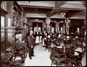 Kellner in einem Café im Hotel Delmonico, 1902 von Byron Company