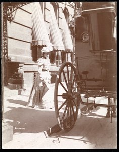 Frau nähert sich einer Kutsche am Waldorf Astoria Hotel, 34th Street und 5th Avenue, New York, 1897 oder 1898 von Byron Company