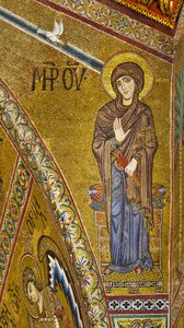 Apsis: Verkündigung der Jungfrau, byzantinisches Mosaik mit goldenem Hintergrund im Tympanon der Apsis von Byzantine