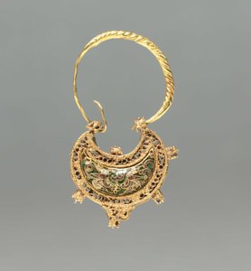 Halbmondförmiger Ohrring von Byzantine