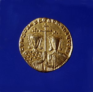 Goldmünze mit dem Abbild der Kaiser Konstantin VII. Porphyrogenet (913 - 959) und seines Sohnes Roman II. (959 - 963)