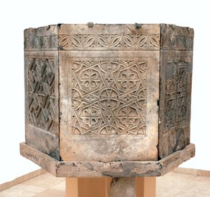 Ambo aus der byzantinischen Kirche des Heiligen Theodoros, Beit Sila, Jerusalem, 6. Jahrhundert n. Chr.