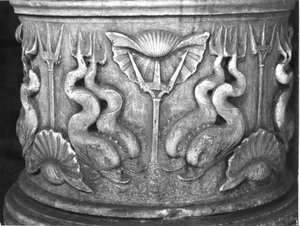 Sockel eines Weihwasserbeckens, mit Delfinen geschnitzt, Basilika San Marco von Byzantine School