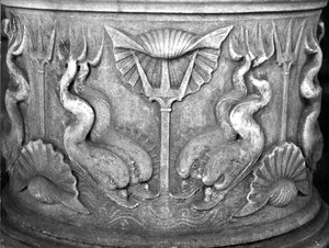Sockel eines Weihwasserbeckens, geschnitzt mit Delfinen, Basilika San Marco von Byzantine School