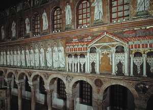 Fassade des Palazzo di Teodorico und die Prozession der Märtyrer, 527-99 von Byzantine School