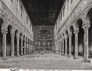 Innenansicht des Kirchenschiffs und der Apsis von Byzantine School