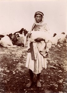 Ein Hirtenjunge trägt ein Lamm, c.1894-1914 von C.A. Hornstein