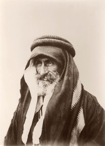 Porträt von Scheich Khalil Senaah (vor einer Wand) in Kerak, ca. 1895-99