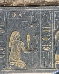 Ägypten, Karnak, Rote Kapelle von Hatschepsut, goldenes Relief, Weinopfergabe