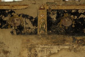 Freskofragmente, Salus-Augusta-Tempel-Kryptoportikus, antike römische Stadt Urbs Salvia, Urbisaglia, Marken, Italien (Foto)