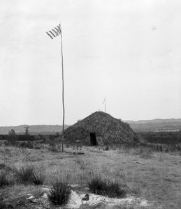 Rundhaus, Am-mah’sha-nah, mit Flagge und einer unklaren Anmerkung Rundhaus in Ston...