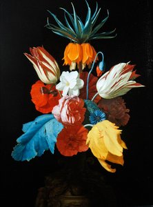 Ein Blumenstrauß in einer skulptierten Vase von C. van der Radt