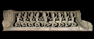 Künste der Khmer (Ferner Osten). Unteres Giebelfeld: neun tanzende Apsaras. Flachrelief in Gres, spätes 12. - frühes 13. Jahrhundert. Bayon-Stil. aus Kambodscha, Bayon-Tempel. Paris, Musée Guimet - Musée national des Arts Asiatiques.
