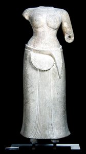 Weibliche Gottheit aus dem Tempel von Bakong, Rolous, Kambodscha, 4. - 9. Jahrhundert von Cambodian Cambodian