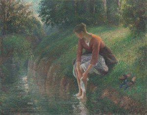 Frau, die ihre Füße in einem Bach badet