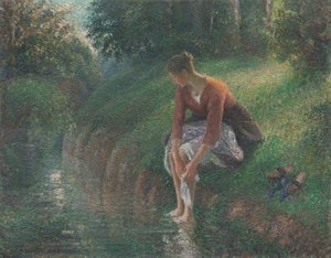 Frau, die ihre Füße in einem Bach badet