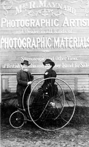 Richard und Hannah Maynard vor dem Studio von Mrs. Maynard, 1880er Jahre