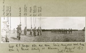 General Allenby dekoriert Captain Harper mit dem D.C.M. bei einer Zeremonie in Abassan, Südpalästina, August 1917 von Capt. Arthur Rhodes