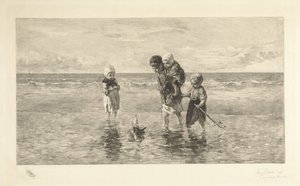 Vier Kinder spielen mit Spielzeugboot am Strand im seichten Meerwasser