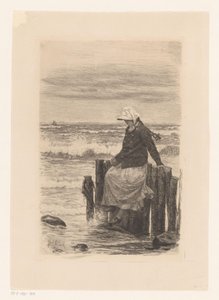 Dame, die auf einem Pier am Wasser sitzt