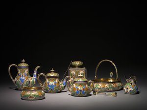 Heißwasserkanne, Zuckerdose mit Deckel, Teedose, Teekanne, Zuckerzange, Zitronengabel, Zuckerbehälter, Kuchenbehälter, Sahnekrug, Teesieb und Zuckersieb, vor 1896 und 1896-1906 von Carl Fabergé